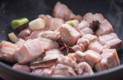 煮豬肉理論上應(yīng)該煮多久可以變熟-易網(wǎng)健康<a href=http://www.xllyou.com/jkys/ target=_blank class=infotextkey>養(yǎng)生</a>網(wǎng) 煮豬肉理論上應(yīng)該煮多久可以變熟