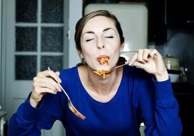 中午吃的比較多感覺很撐需要怎樣解決-易網(wǎng)健康<a href=http://www.xllyou.com/jkys/ target=_blank class=infotextkey>養(yǎng)生</a>網(wǎng) 中午吃的比較多感覺很撐需要怎樣解決