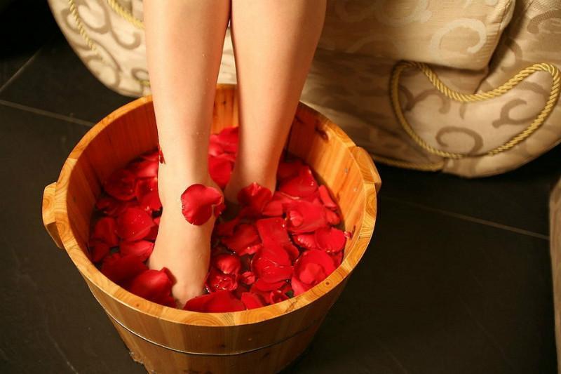 腳涼應(yīng)該按摩身體里的哪幾個(gè)穴位-易網(wǎng)健康<a href=http://www.xllyou.com/jkys/ target=_blank class=infotextkey>養(yǎng)生</a>網(wǎng) 腳涼應(yīng)該按摩身體里的哪幾個(gè)穴位