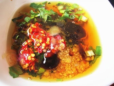 四川火鍋的油碟應該怎樣搭配才正宗-易網健康<a href=http://www.xllyou.com/jkys/ target=_blank class=infotextkey>養生</a>網 四川火鍋的油碟應該怎樣搭配才正宗