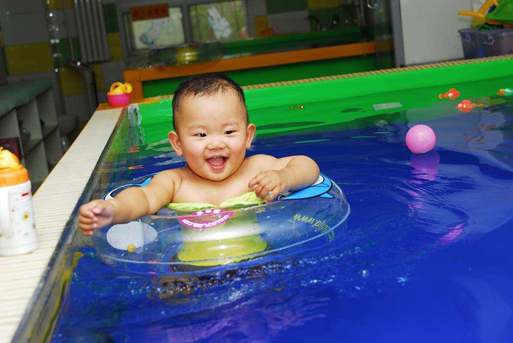 嬰兒多大之后適合接觸水學習游泳-易網健康<a href=http://www.xllyou.com/jkys/ target=_blank class=infotextkey>養生</a>網 嬰兒多大之后適合接觸水學習游泳