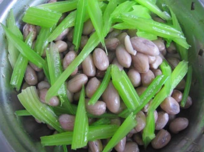 簡(jiǎn)單的芹菜炒花生米怎么做才好吃-易網(wǎng)健康<a href=http://www.xllyou.com/jkys/ target=_blank class=infotextkey>養(yǎng)生</a>網(wǎng) 簡(jiǎn)單的芹菜炒花生米怎么做才好吃