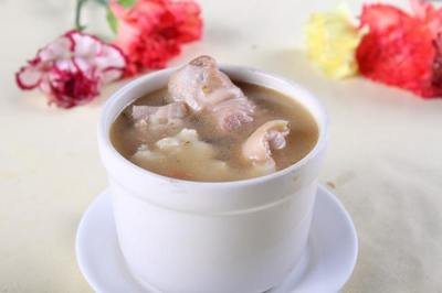 做椰子煲排骨的時候需要放哪些材料-易網健康<a href=http://www.xllyou.com/jkys/ target=_blank class=infotextkey>養生</a>網 做椰子煲排骨的時候需要放哪些材料