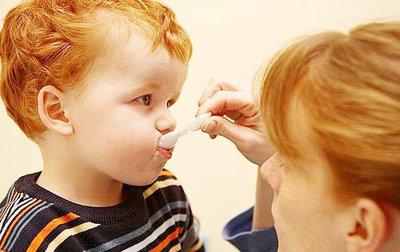 藥苦孩子不愛喝該怎么讓孩子喝藥-易網健康<a href=http://www.xllyou.com/jkys/ target=_blank class=infotextkey>養生</a>網 藥苦孩子不愛喝該怎么讓孩子喝藥