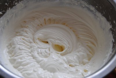 自制甜品時淡奶油粉應該怎么打發-易網健康<a href=http://www.xllyou.com/jkys/ target=_blank class=infotextkey>養生</a>網 自制甜品時淡奶油粉應該怎么打發