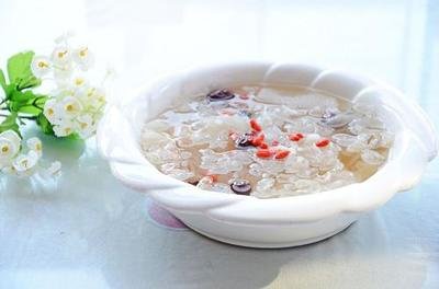 夏季有哪些清涼解暑適合飲用的甜品湯-易網<a href=http://www.xllyou.com/ target=_blank class=infotextkey>健康養生</a>網 夏季有哪些清涼解暑適合飲用的甜品湯