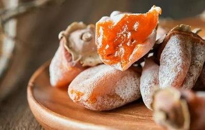 吃柿餅對身體有哪些好處和不好的地方-易網健康<a href=http://www.xllyou.com/jkys/ target=_blank class=infotextkey>養生</a>網 吃柿餅對身體有哪些好處和不好的地方