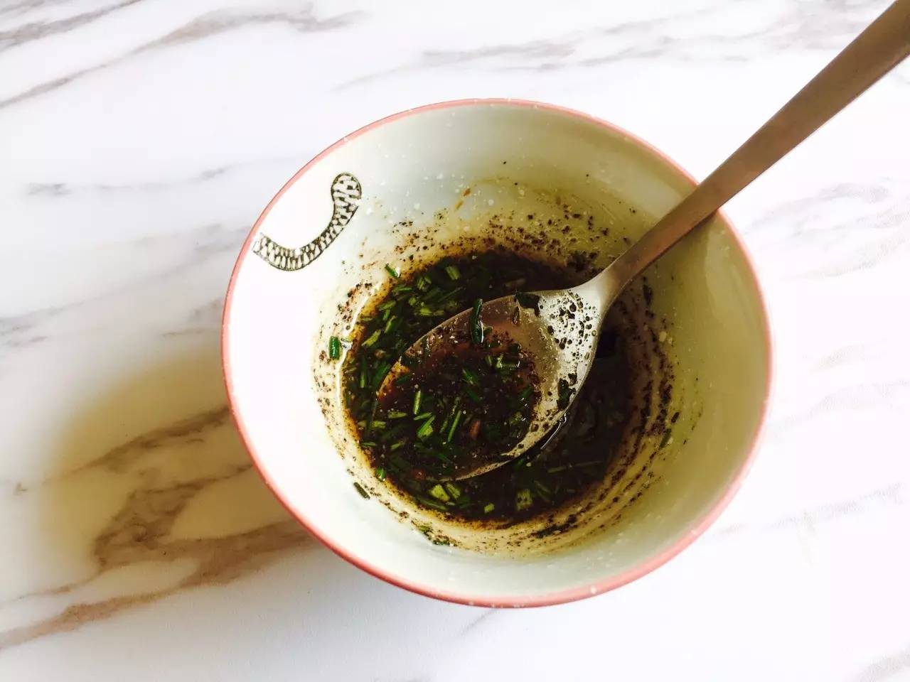 油醋汁的熱量以及油醋汁的搭配比例-易網(wǎng)健康<a href=http://www.xllyou.com/jkys/ target=_blank class=infotextkey>養(yǎng)生</a>網(wǎng) 油醋汁的熱量以及油醋汁的搭配比例