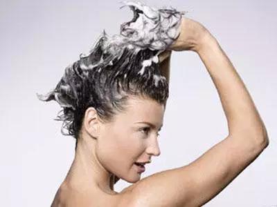 坐月子期間姜水洗頭需要注意的方面-易網(wǎng)健康<a href=http://www.xllyou.com/jkys/ target=_blank class=infotextkey>養(yǎng)生</a>網(wǎng) 坐月子期間姜水洗頭需要注意的方面