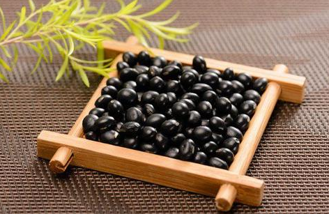生活中養(yǎng)成吃黑豆的習(xí)慣能讓白發(fā)變黑發(fā)嗎