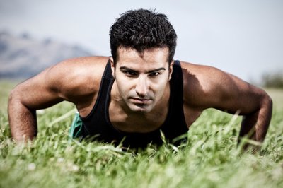 標準俯臥撐的鍛煉方法以及俯臥撐姿勢-易網健康<a href=http://www.xllyou.com/jkys/ target=_blank class=infotextkey>養生</a>網 標準俯臥撐的鍛煉方法以及俯臥撐姿勢