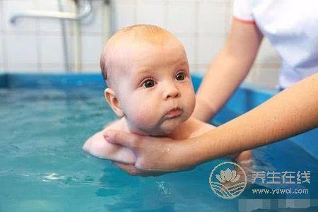 嬰兒游泳有什么好處?嬰兒游泳的注意事項有哪些?-易網健康養生網 嬰兒游泳有什么好處?嬰兒游泳的注意事項有哪些?