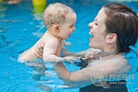 游泳對嬰兒有什么好處?嬰兒游泳禁忌人群有哪些?-易網健康<a href=http://www.xllyou.com/jkys/ target=_blank class=infotextkey>養生</a>網 游泳對嬰兒有什么好處?嬰兒游泳禁忌人群有哪些?