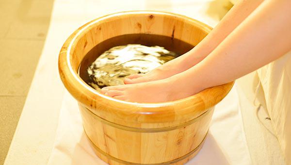 桔子皮泡腳的功效可不可以用桔子皮泡腳-易網(wǎng)<a href=http://www.xllyou.com/ target=_blank class=infotextkey>健康養(yǎng)生</a>網(wǎng) 桔子皮泡腳的功效可不可以用桔子皮泡腳