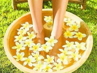 泡腳的水選擇哪個溫度的比較合適-易網(wǎng)<a href=http://www.xllyou.com/ target=_blank class=infotextkey>健康養(yǎng)生</a>網(wǎng) 泡腳的水選擇哪個溫度的比較合適