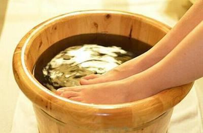 艾葉泡腳好處多那么孕婦可以用艾葉泡腳嗎-易網<a href=http://www.xllyou.com/ target=_blank class=infotextkey>健康養生</a>網 艾葉泡腳好處多那么孕婦可以用艾葉泡腳嗎