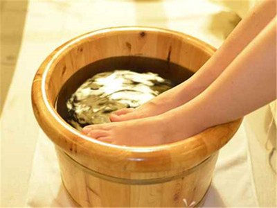 泡腳水里放這些幫你逼出體內濕氣