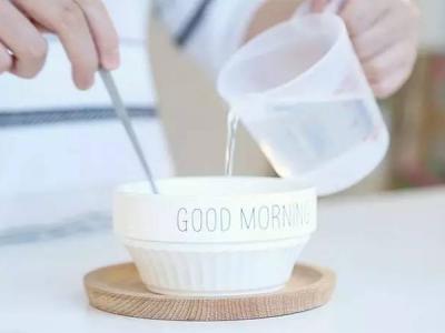 沖米粉的時(shí)候是應(yīng)該先放水還是先放米粉