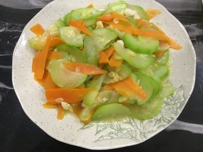 西葫蘆和胡蘿卜一起吃對身體的好處-易網(wǎng)健康<a href=http://www.xllyou.com/jkys/ target=_blank class=infotextkey>養(yǎng)生</a>網(wǎng) 西葫蘆和胡蘿卜一起吃對身體的好處