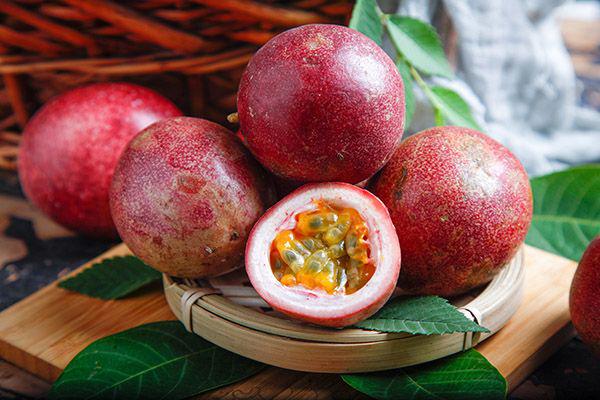 百香果該如何吃 百香果怎么吃-易網健康<a href=http://www.xllyou.com/jkys/ target=_blank class=infotextkey>養生</a>網 百香果該如何吃 百香果怎么吃