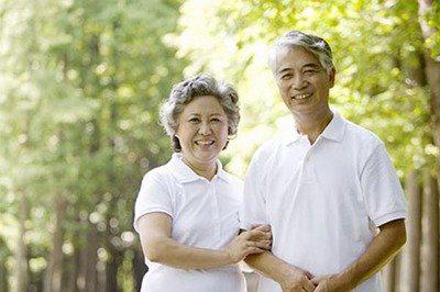 為什么人變老了為什么會變矮如何預防-易網健康<a href=http://www.xllyou.com/jkys/ target=_blank class=infotextkey>養生</a>網 為什么人變老了為什么會變矮如何預防