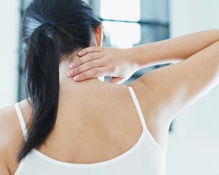 日常習(xí)慣中有利于放松頸椎遠(yuǎn)離頸椎病的技巧-易網(wǎng)健康<a href=http://www.xllyou.com/jkys/ target=_blank class=infotextkey>養(yǎng)生</a>網(wǎng) 日常習(xí)慣中有利于放松頸椎遠(yuǎn)離頸椎病的技巧