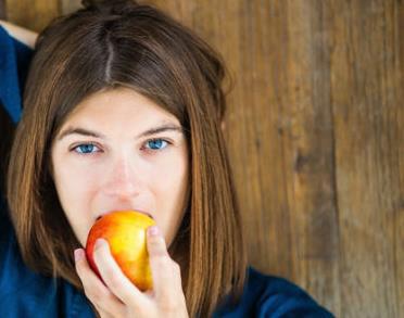 晚餐吃太晚對于身體有哪些害處-易網(wǎng)健康<a href=http://www.xllyou.com/jkys/ target=_blank class=infotextkey>養(yǎng)生</a>網(wǎng) 晚餐吃太晚對于身體有哪些害處