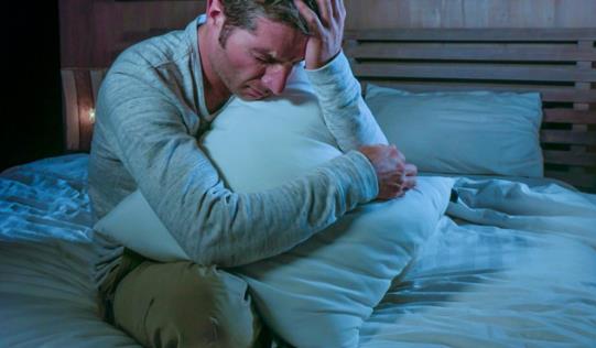 經常熬夜睡不著對身體有哪些惡性危害-易網健康<a href=http://www.xllyou.com/jkys/ target=_blank class=infotextkey>養生</a>網 經常熬夜睡不著對身體有哪些惡性危害