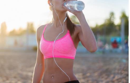 怎么選擇啞鈴重量的一些注意事項-易網健康<a href=http://www.xllyou.com/jkys/ target=_blank class=infotextkey>養生</a>網 怎么選擇啞鈴重量的一些注意事項