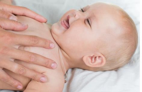 剖腹產(chǎn)后如何喂奶姿勢圖解-易網(wǎng)健康<a href=http://www.xllyou.com/jkys/ target=_blank class=infotextkey>養(yǎng)生</a>網(wǎng) 剖腹產(chǎn)后如何喂奶姿勢圖解