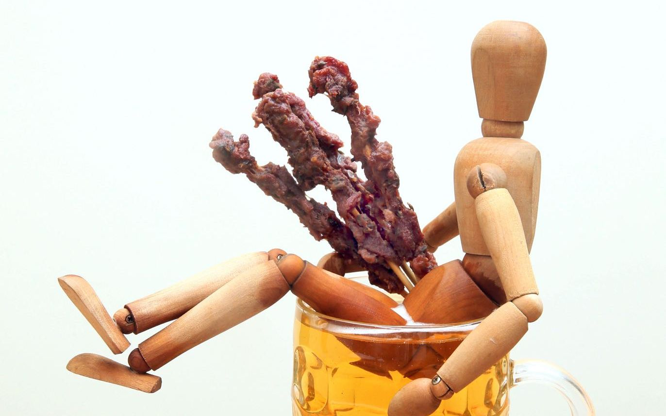 啤酒烤串小龍蝦 大快朵頤當心腹瀉高發(fā)!-易網(wǎng)健康<a href=http://www.xllyou.com/jkys/ target=_blank class=infotextkey>養(yǎng)生</a>網(wǎng) 啤酒烤串小龍蝦 大快朵頤當心腹瀉高發(fā)!