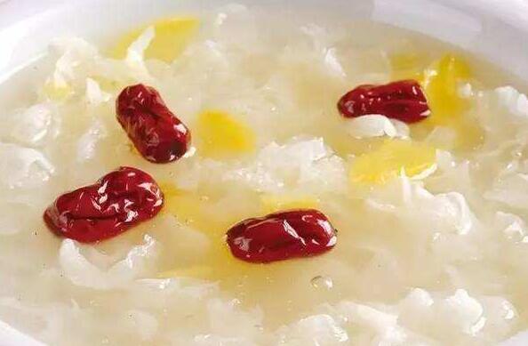 雪梨銀耳湯的作用與功效 雪梨銀耳湯不可以與什么一起混吃