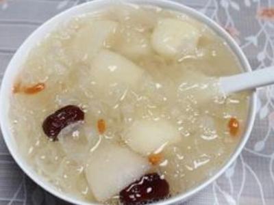 雪梨銀耳湯的作用與功效 雪梨銀耳湯不可以與什么一起混吃