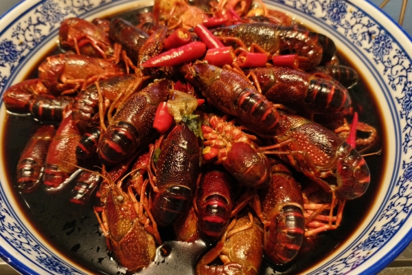 小龍蝦隔夜加熱可以吃嗎 小龍蝦的禁忌人群-易網<a href=http://www.xllyou.com/ target=_blank class=infotextkey>健康養生</a>網 小龍蝦隔夜加熱可以吃嗎 小龍蝦的禁忌人群