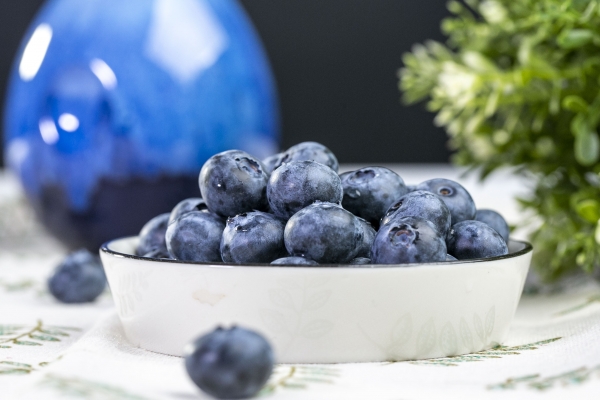 藍莓泡酒有什么功效 藍莓的日常吃法-易網<a href=http://www.xllyou.com/ target=_blank class=infotextkey>健康養生</a>網 藍莓泡酒有什么功效 藍莓的日常吃法