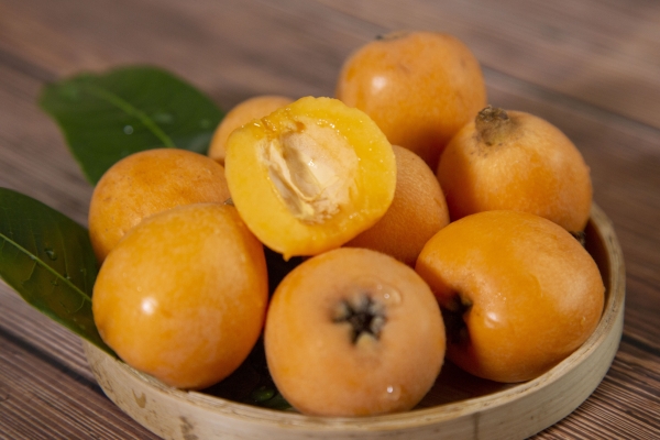 枇杷是涼性的還是熱性的 怎么挑選枇杷-易網<a href=http://www.xllyou.com/ target=_blank class=infotextkey>健康養生</a>網 枇杷是涼性的還是熱性的 怎么挑選枇杷