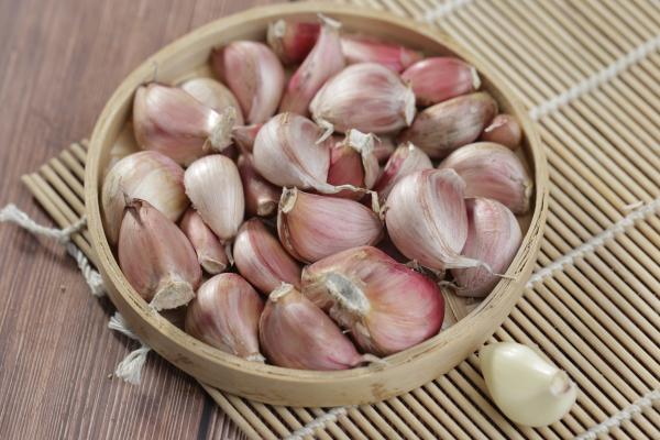 夏季新鮮大蒜怎么長期保存 夏季保存新鮮大蒜的方法-易網<a href=http://www.xllyou.com/ target=_blank class=infotextkey>健康養生</a>網 夏季新鮮大蒜怎么長期保存 夏季保存新鮮大蒜的方法