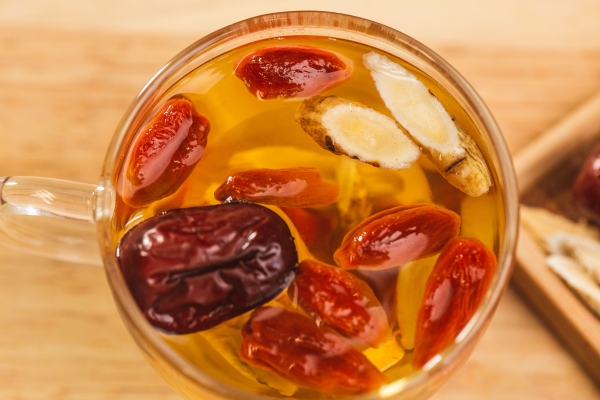 艾葉和大棗泡水喝能祛濕嗎 艾葉和大棗泡水喝的方法-易網(wǎng)<a href=http://www.xllyou.com/ target=_blank class=infotextkey>健康養(yǎng)生</a>網(wǎng) 艾葉和大棗泡水喝能祛濕嗎 艾葉和大棗泡水喝的方法