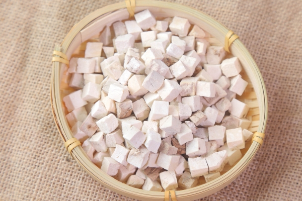 茯苓怎么吃祛濕效果好 不合適吃茯苓的人群-易網(wǎng)健康<a href=http://www.xllyou.com/jkys/ target=_blank class=infotextkey>養(yǎng)生</a>網(wǎng) 茯苓怎么吃祛濕效果好 不合適吃茯苓的人群