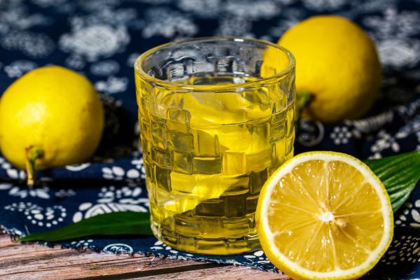 男性喝什么水可以祛濕排毒 具有祛濕排毒的水飲品-易網健康養生網 男性喝什么水可以祛濕排毒 具有祛濕排毒的水飲品