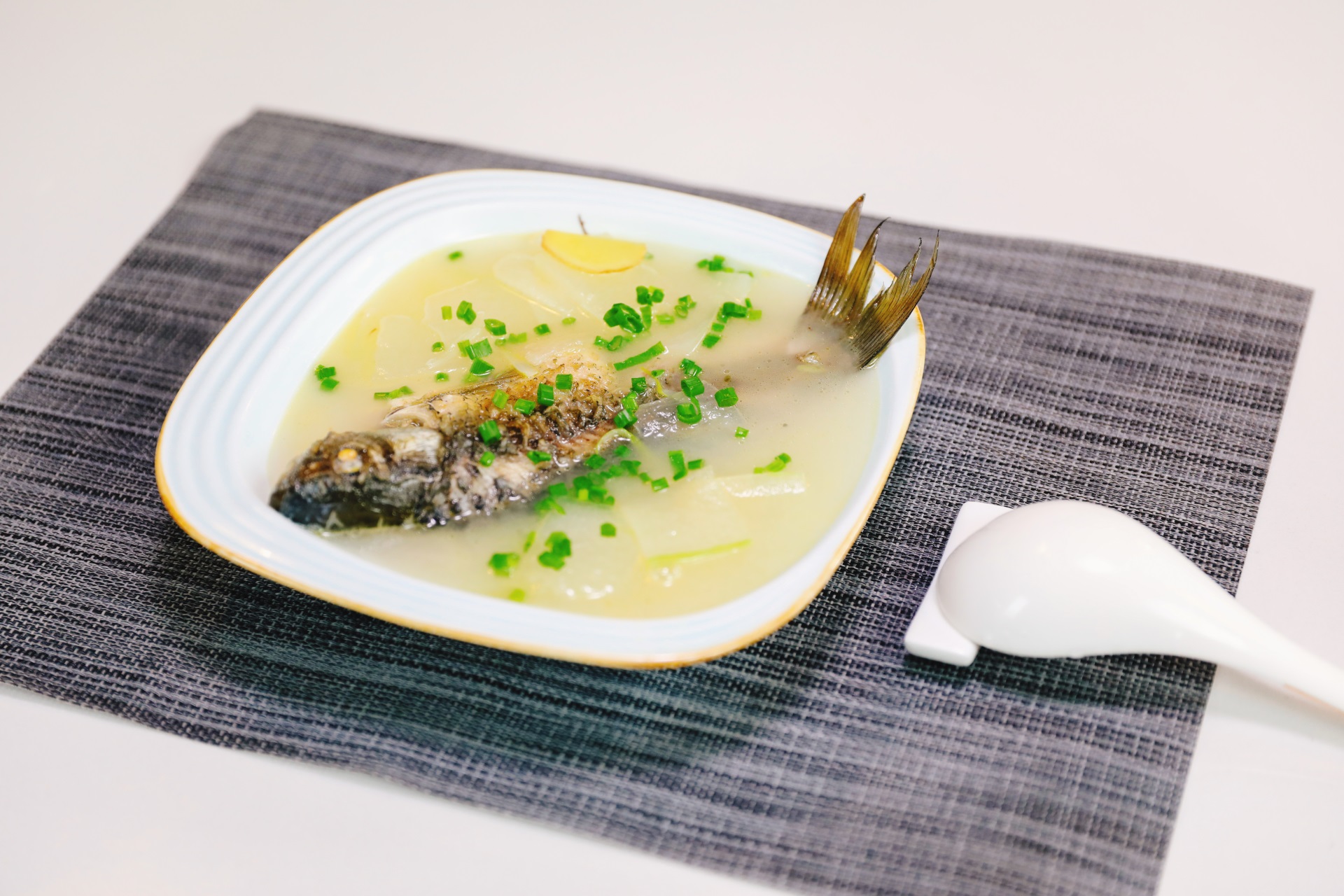 鯽魚搭配什么食材煲湯祛濕 鯽魚湯的詳細做法