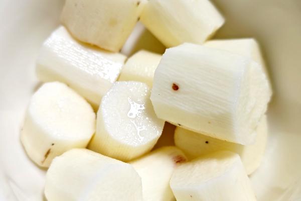 吃木薯有什么好處和壞處 吃木薯是升血糖還是降血糖-易網<a href=http://www.xllyou.com/ target=_blank class=infotextkey>健康養生</a>網 吃木薯有什么好處和壞處 吃木薯是升血糖還是降血糖