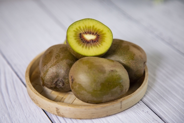 女人經常吃獼猴桃好處 獼猴桃什么時間吃最好-易網<a href=http://www.xllyou.com/ target=_blank class=infotextkey>健康養生</a>網 女人經常吃獼猴桃好處 獼猴桃什么時間吃最好