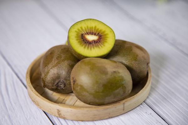 獼猴桃怎么催熟 獼猴桃硬的放冰箱還是常溫下-易網健康<a href=http://www.xllyou.com/jkys/ target=_blank class=infotextkey>養生</a>網 獼猴桃怎么催熟 獼猴桃硬的放冰箱還是常溫下