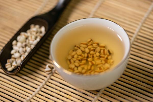 濕氣重肚子大怎么排濕減肥 肚子大有濕氣重吃什么祛濕-易網<a href=http://www.xllyou.com/ target=_blank class=infotextkey>健康養生</a>網 濕氣重肚子大怎么排濕減肥 肚子大有濕氣重吃什么祛濕