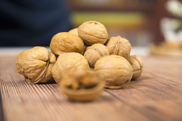 核桃殼的功效與作用 核桃殼雞蛋煮水喝的功效-易網(wǎng)健康<a href=http://www.xllyou.com/jkys/ target=_blank class=infotextkey>養(yǎng)生</a>網(wǎng) 核桃殼的功效與作用 核桃殼雞蛋煮水喝的功效