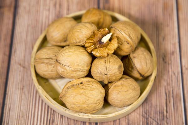 核桃殼的功效與作用 核桃殼雞蛋煮水喝的功效-易網(wǎng)<a href=http://www.xllyou.com/ target=_blank class=infotextkey>健康養(yǎng)生</a>網(wǎng) 核桃殼的功效與作用 核桃殼雞蛋煮水喝的功效