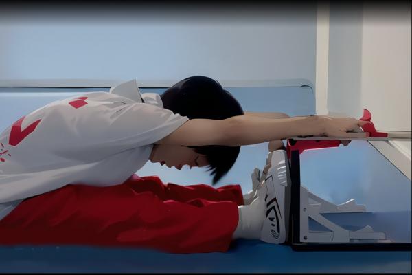 睡前做坐位體前屈有什么作用 體前屈做多了有壞處嗎-易網健康<a href=http://www.xllyou.com/jkys/ target=_blank class=infotextkey>養生</a>網 睡前做坐位體前屈有什么作用 體前屈做多了有壞處嗎