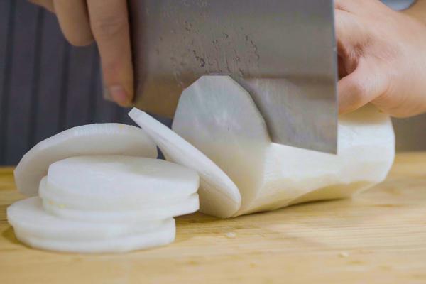 如何去除白蘿卜的寒性 體寒可以吃白蘿卜嗎-易網健康<a href=http://www.xllyou.com/jkys/ target=_blank class=infotextkey>養生</a>網 如何去除白蘿卜的寒性 體寒可以吃白蘿卜嗎