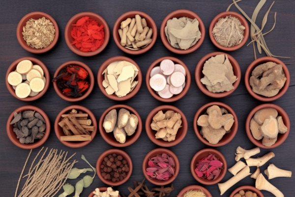 土茯苓的功效與作用 土茯苓泡水喝的禁忌-易網<a href=http://www.xllyou.com/ target=_blank class=infotextkey>健康養(yǎng)生</a>網 土茯苓的功效與作用 土茯苓泡水喝的禁忌